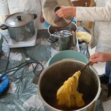 en cours de cuisson -atelier teinture
