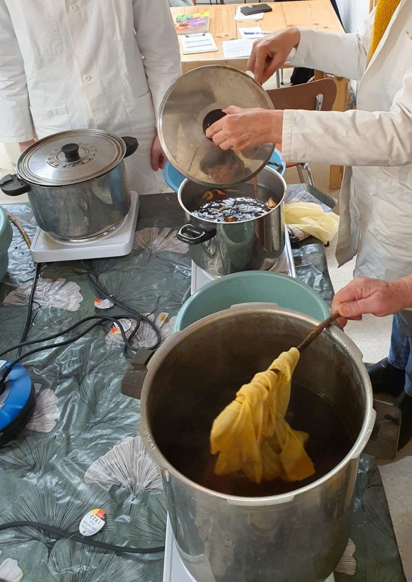 en cours de cuisson -atelier teinture